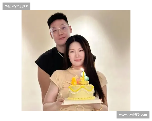 张宁妻子晒结婚两周年纪念照 球迷热议温情时刻满满幸福感 张宁妻子晒结婚两周年纪念照 球迷热议温情时刻满满幸福感